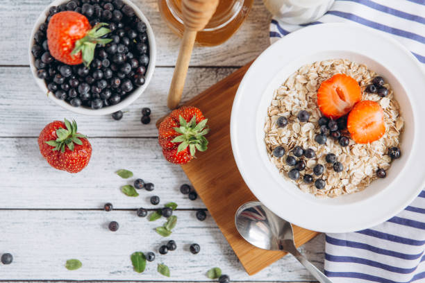 mirtillo, colazione, farina d'avena - steel cut oats foto e immagini stock