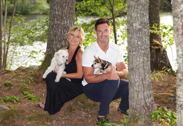 Photo of portrait of an attractive couple with dogs