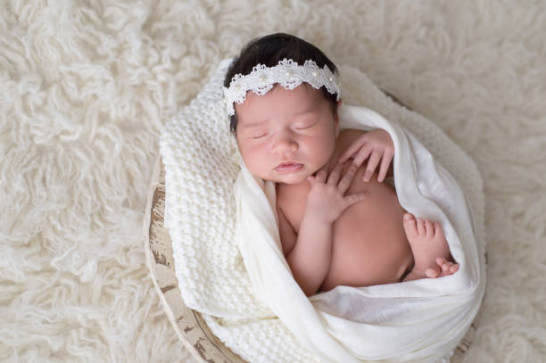 レースとパールの鉢巻きを身に着けている新生児の女の子 - baby people headband portrait ストックフォトと画像