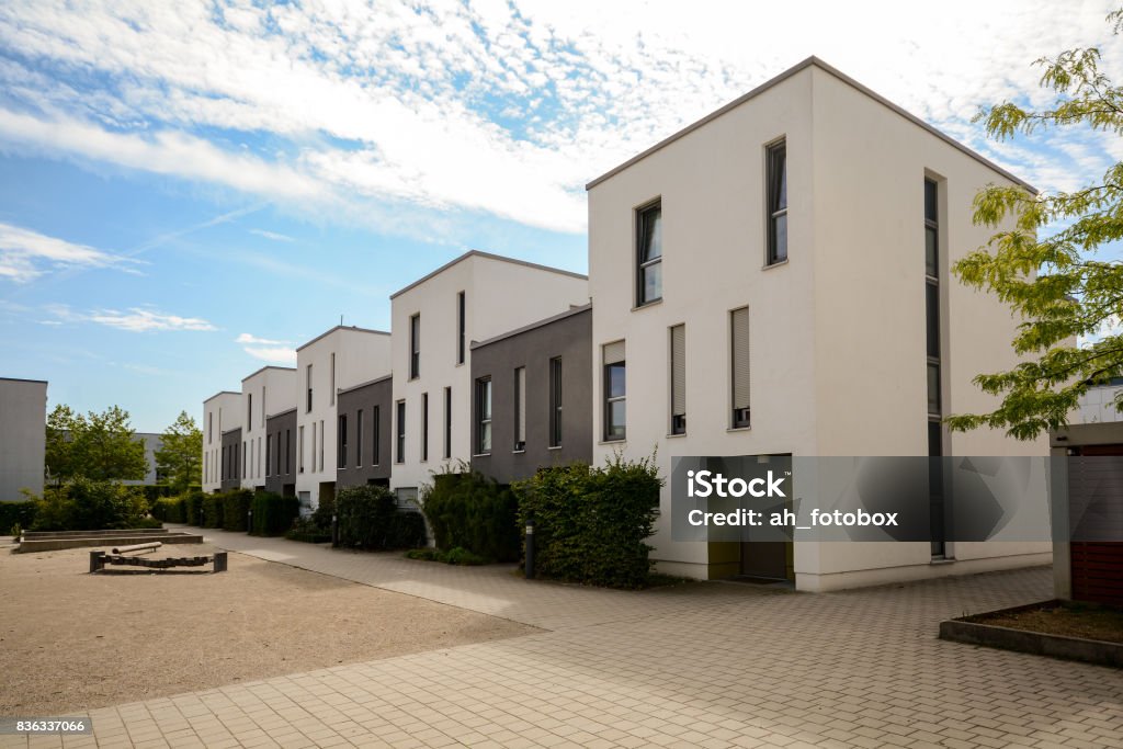 Casas adosadas modernas en una zona residencial, nuevos edificios de apartamentos con espacios verdes al aire libre en la ciudad - Foto de stock de Casa libre de derechos