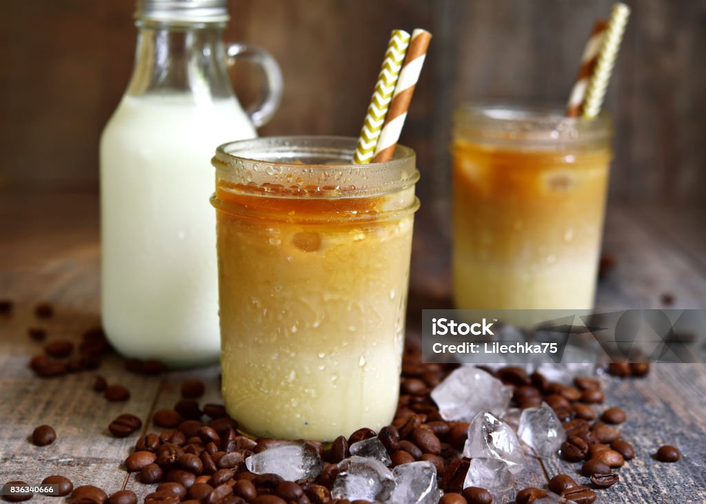 Tailandés iced café en un tarro de masón - Foto de stock de Café - Bebida libre de derechos