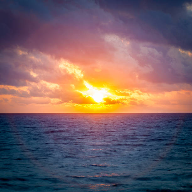 istock Sunset Halo Seascape 836342830