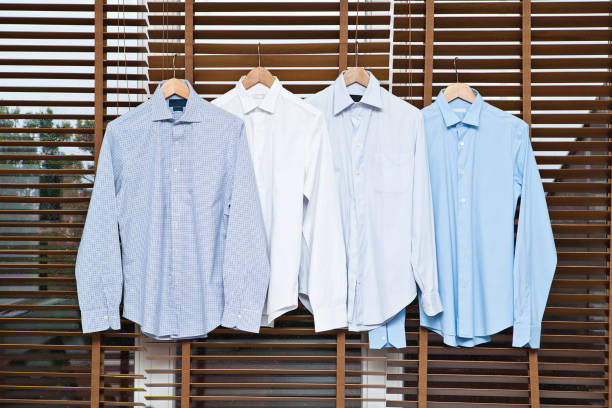 셔츠 - shirt dry cleaned button down shirt hanger 뉴스 사진 이미지