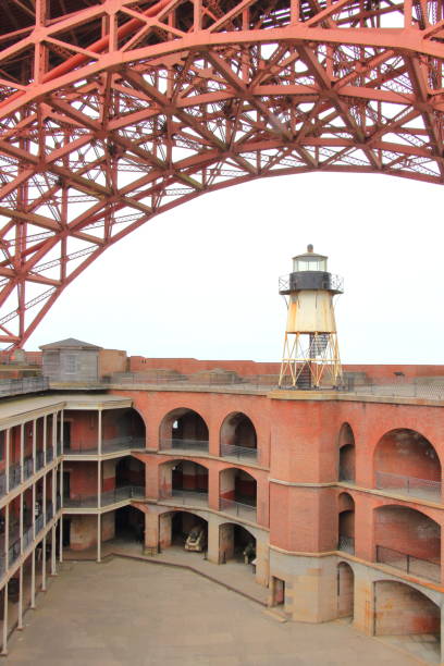 point fort et le phare, san francisco - fort point historic site photos et images de collection