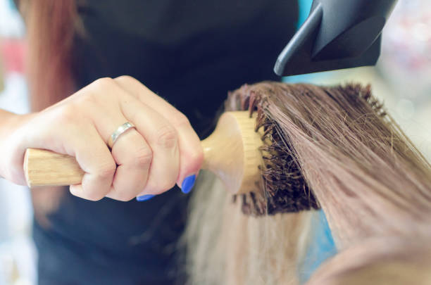 女性の髪を乾燥 - frizzy human hair hairdresser hair dryer ストックフォトと画像