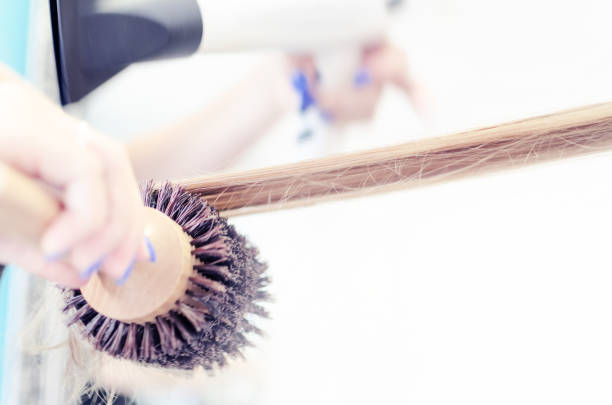 ヘアスタイリスト髪を乾かす - frizzy human hair hairdresser hair dryer ストックフォトと画像