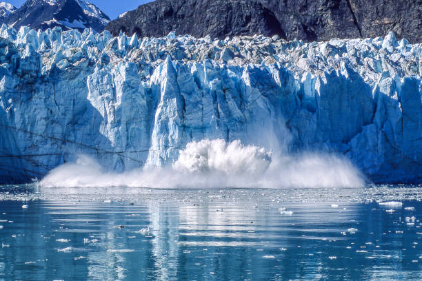 glacier calving into glacier bay national park - ice cold glacier blue imagens e fotografias de stock