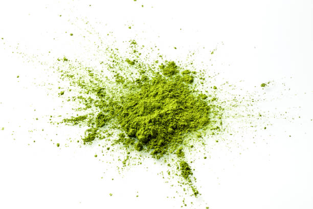 explosion de poudre matcha sur vue de dessus de fond blanc. - powder paint photos et images de collection