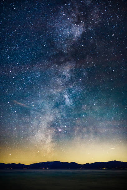 星空とタホ湖の上の天の川 - カリフォルニア州 写真 ストックフォトと画像