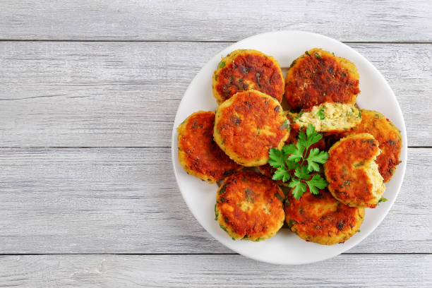 hausgemachte fischfrikadellen mit kartoffelpüree - fish cutlet stock-fotos und bilder