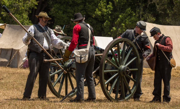 confederate soldiers prepare canon - confederate soldier imagens e fotografias de stock