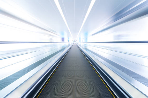 움직이는 보도 고 배경에 빛입니다. - elevator escalator footpath airport 뉴스 사진 이미지