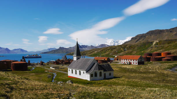 anfang des 19. jahrhunderts norwegischen walfangstation und siedlung, grytviken, mit resten von walöl verarbeitungsanlage aufgegeben. walfänger luthern kirche im zentrum. south georgia island. - walfang stock-fotos und bilder