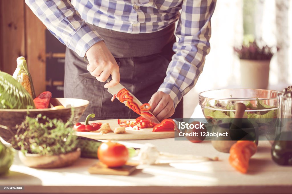 salada saudável culinária masculina - Foto de stock de 20 Anos royalty-free