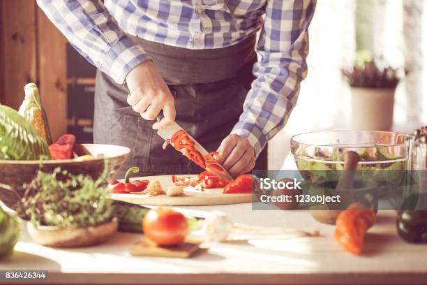 Foto de Salada Saudável Culinária Masculina e mais fotos de stock de 20 Anos - 20 Anos, Adulto, Alface