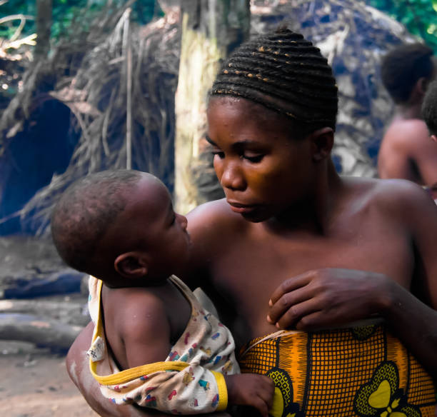 portrait de femme pygmée baka avec l’enfant, réserve du dja (cameroun) - ethnic editorial make up colors photos et images de collection