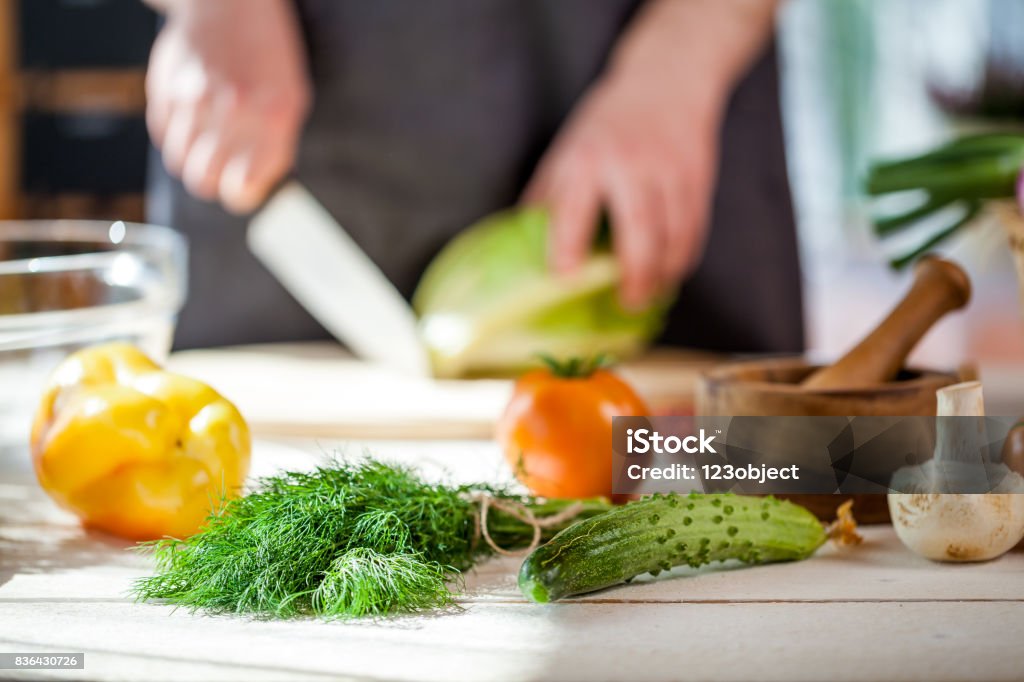 Chef corte legumes frescos e deliciosos para salada - Foto de stock de Adulto royalty-free