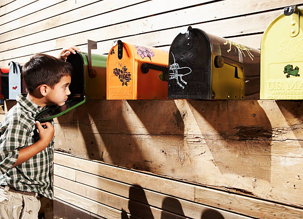 chłopiec sprawdzanie poczty - mailbox multi colored mail usa zdjęcia i obrazy z banku zdjęć