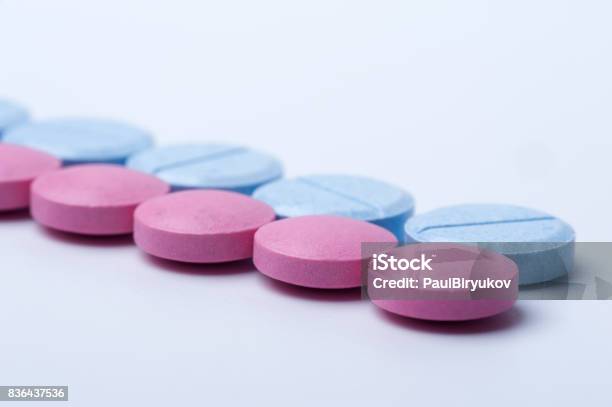 Розовые таблетки от температуры. Розовые таблетки для сна. Антибиотик розовые таблетки овальные. Розовые таблетки железо. Розовая таблетка с цифрой.