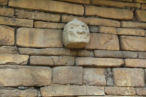 tenon head a chavin de huantar, perù - huaraz foto e immagini stock