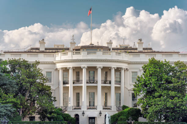 biały dom w waszyngtonie - white house washington dc american flag president zdjęcia i obrazy z banku zdjęć