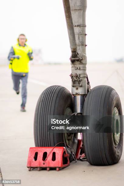 Flughafenarbeitermechaniker Stockfoto und mehr Bilder von Besatzung - Besatzung, Dienstleistung, Eine Person