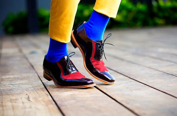 homem elegantemente vestida com meias azuis e sapatos de camurça vermelho - business human foot shoe men - fotografias e filmes do acervo