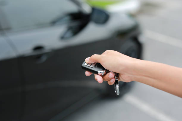 istock Hand holding button on the remote car for close and open the door. 836462130
