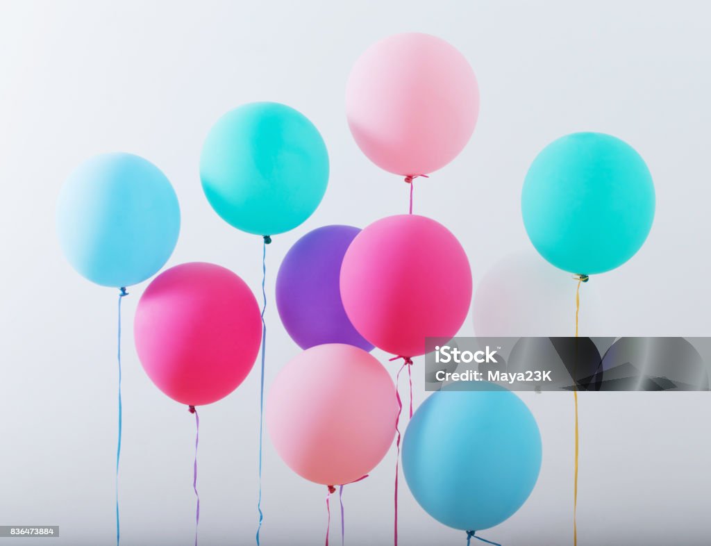 Luftballons auf weißem Holz Hintergrund - Lizenzfrei Luftballon Stock-Foto