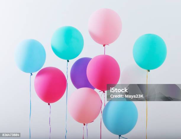 Luftballons Auf Weißem Holz Hintergrund Stockfoto und mehr Bilder von Luftballon - Luftballon, Fotografie, Feiern