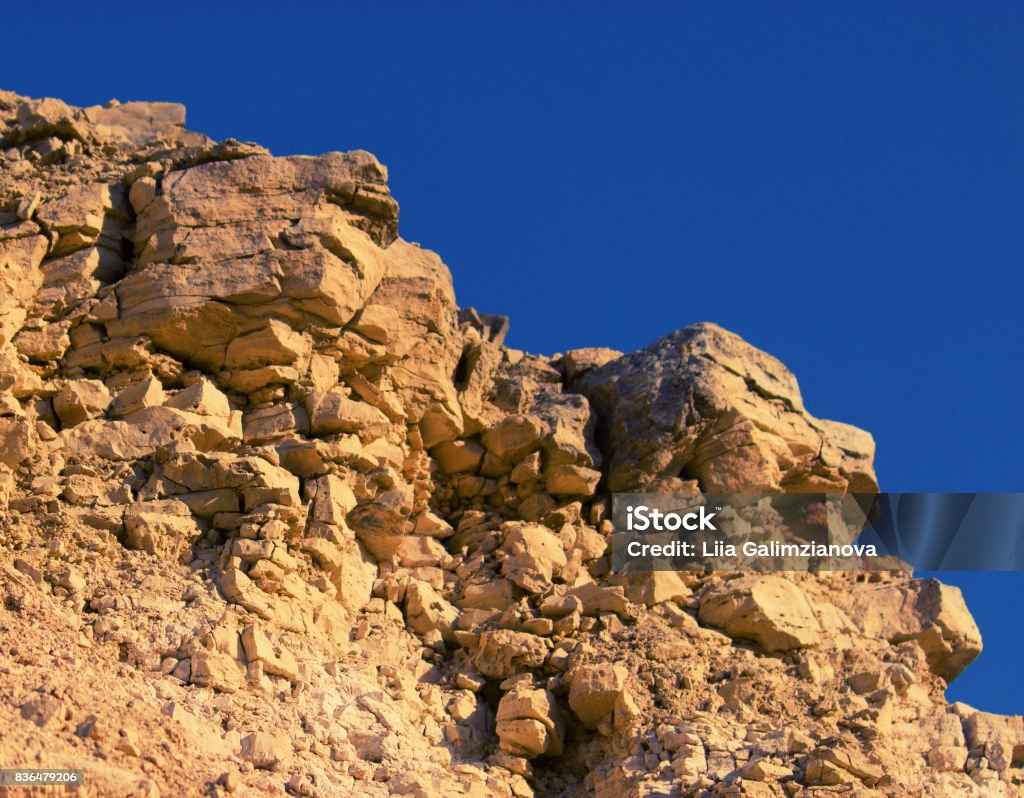 Primer plano de roca de piedra con azul cielo - Foto de stock de Acantilado libre de derechos