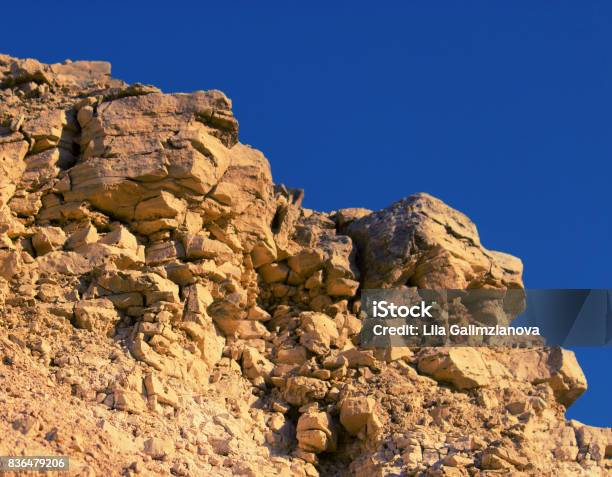 Primer Plano De Roca De Piedra Con Azul Cielo Foto de stock y más banco de imágenes de Acantilado - Acantilado, Aire libre, Alto - Descripción física