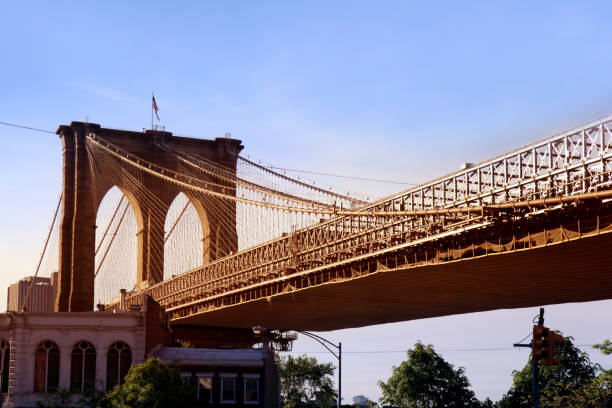 puente de brooklyn al atardecer, nueva york, estados unidos. - manhattan dusk new york state sunrise fotografías e imágenes de stock