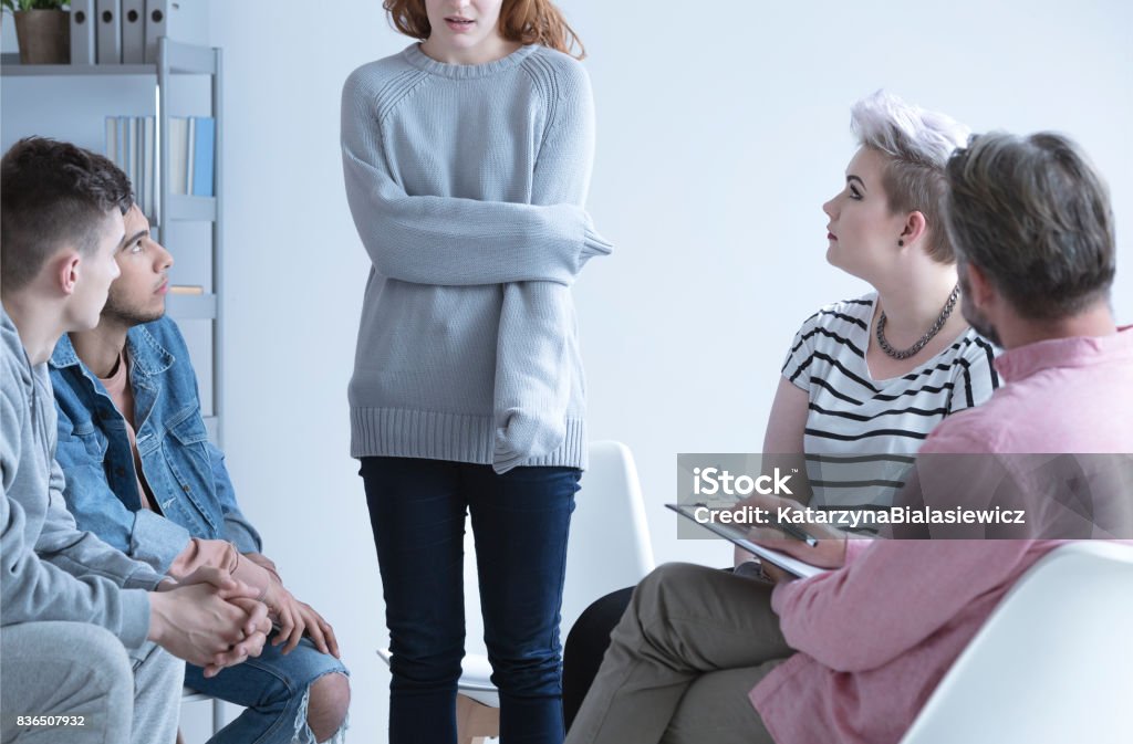 jeune fille à la thérapie de groupe - Photo de Sauvetage libre de droits