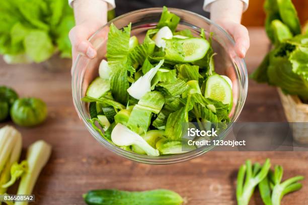 Foto de Mãos Segurando Uma Salada Saudável Vegetariana Fresco Verde Em Uma Tigela e mais fotos de stock de Adulto