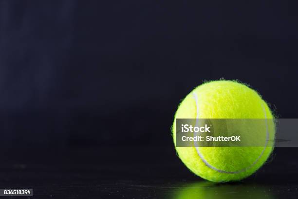 Tennis Ball Stockfoto und mehr Bilder von Tennisball - Tennisball, Spielfeld, Aktivitäten und Sport