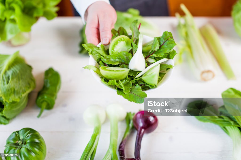 mãos segurando uma salada saudável vegetariana fresco verde em uma tigela - Foto de stock de Adulto royalty-free