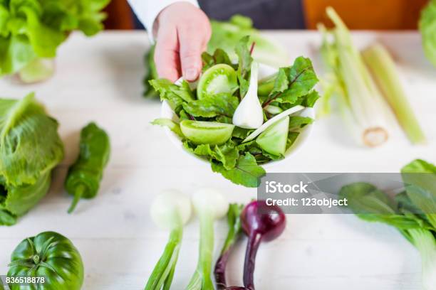 Foto de Mãos Segurando Uma Salada Saudável Vegetariana Fresco Verde Em Uma Tigela e mais fotos de stock de Adulto