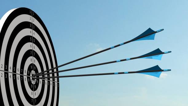 objectifs avec des flèches - objectifs avec des flèches de trois arc au milieu de la cible - bow and arrow photos et images de collection