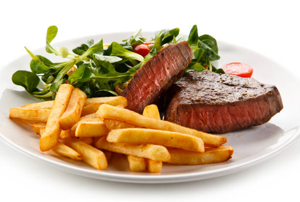 グリルステーキとフライドポテトと野菜 - filet mignon fillet steak dinner ストックフォトと画像
