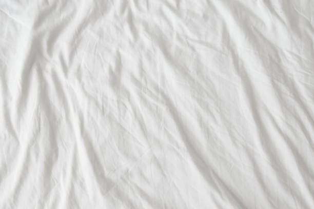 vue de dessus des rides, linge de lit ne pas nettoyé après un sommeil réparateur. - crumpled sheet photos et images de collection