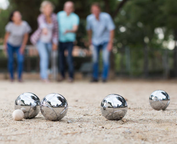 männchen und weibchen petanque spielen - pétanque stock-fotos und bilder