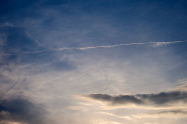 cielo serale tranquillo - vapor trail cirrus sky cloudscape foto e immagini stock