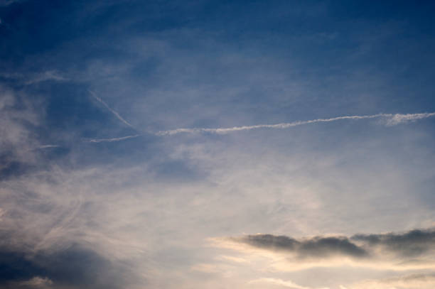 cielo serale tranquillo - vapor trail cirrus sky cloudscape foto e immagini stock