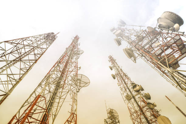 antenna tv albero di telecomunicazione tecnologia wireless con cielo blu al mattino - television aerial immagine foto e immagini stock