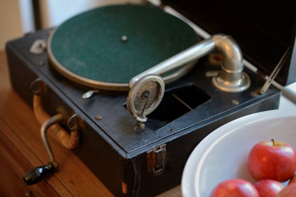 toca-discos portátil vintage com tigela de maçãs - victrola - fotografias e filmes do acervo