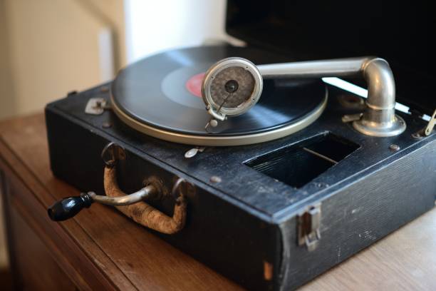 gramofone portátil com registro de giro - victrola - fotografias e filmes do acervo