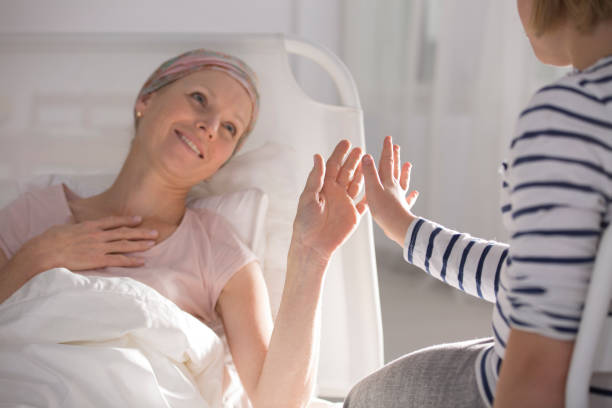 giocare con la figlia in ospedale - bed child smiling people foto e immagini stock