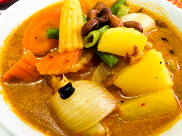 cibo tailandese: veggie massaman curry - massaman foto e immagini stock