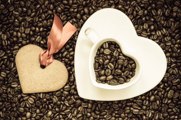 ハート型カップとクッキーでコーヒー豆の背景 - barista coffee coffee crop heart shape ストックフォトと画像